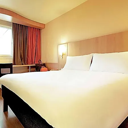 Ibis Loriol Hotel 3*