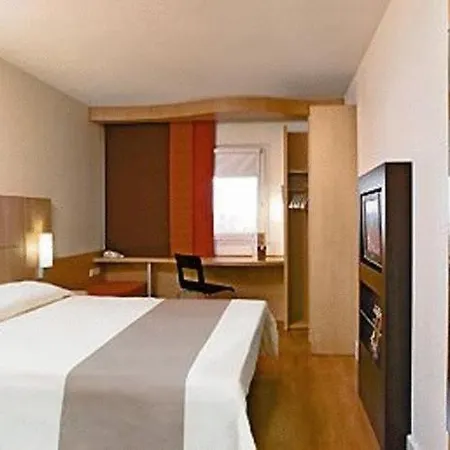 Ibis Loriol Hotel 3*